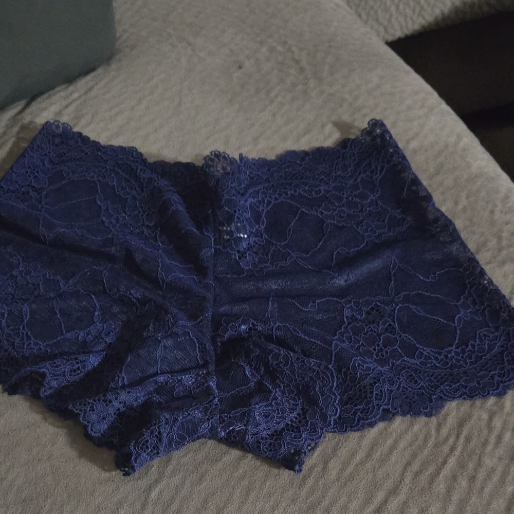 Elegant Navy Lace Women's Shorts